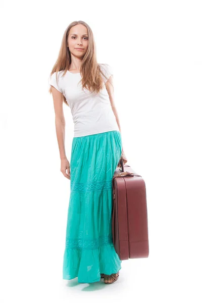 Frau mit schwerem Koffer, isoliert auf weißem Grund — Stockfoto