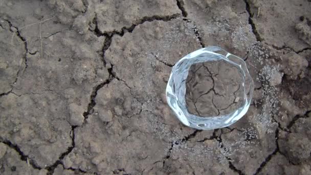 3D rendring wody tworząc pierścień kropli wokół dużej bańki cieczy na suchym tle gleby. Ekologia i świadomość środowiskowa. Przędzenia przepływu. CG bezszwowa, pętalna animacja. — Wideo stockowe