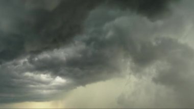 Mavi gökyüzünde alçak fırtınalı bulutlar. Zaman dilimleri