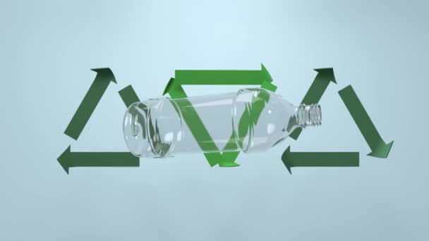 Вращение пластиковой бутылки перед движущимися знаками утилизации. 3d CGI анимация. Окружающая среда и экология, 3D рендеринг . — стоковое видео