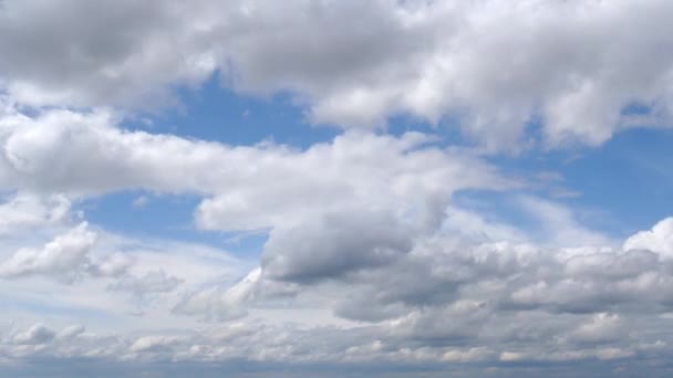 Weiße Wolken am blauen Himmel. Zeiträume — Stockvideo