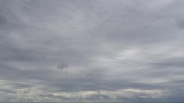Mavi gökyüzünde beyaz bulutlar. Timelaps