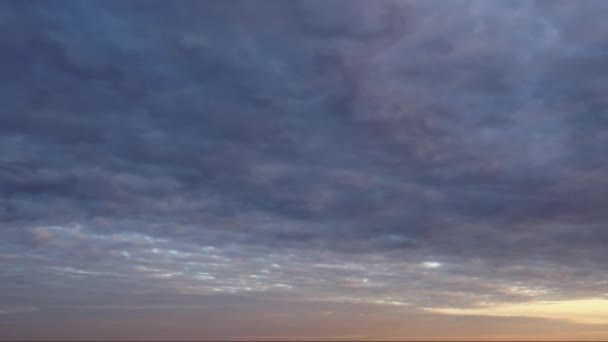 Λευκά σύννεφα στο μπλε του ουρανού. Timelaps — Αρχείο Βίντεο
