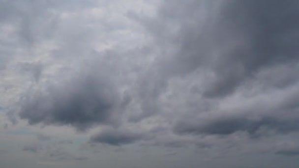 Weiße Wolken am blauen Himmel. Zeiträume — Stockvideo