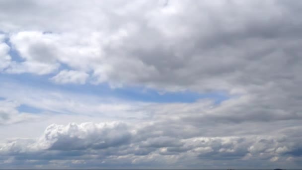 Nuvole bianche nel cielo blu. Tempi di consegna — Video Stock