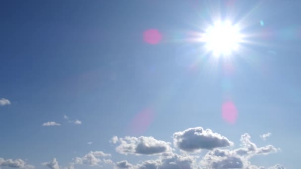 青空を横切る太陽と白い雲。タイムラップ — ストック動画