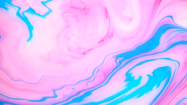 水上的蓝色和粉红色的墨水污渍。抽象彩色背景素材。流体设计，非常适合运动图形. — 图库视频影像