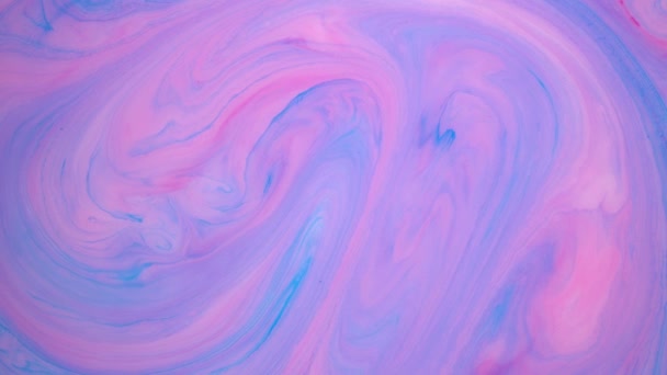 Manchas de tinta azul e rosa na água. Imagens de fundo coloridas abstratas. Design de fluidos, perfeito para gráficos de movimento . — Vídeo de Stock