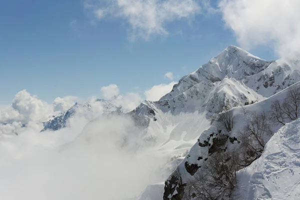 शीतकालीन पर्वत परिदृश्य और बादल आकाश . — स्टॉक फ़ोटो, इमेज