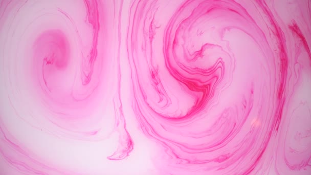 Flecken rosa und weißer Tinte auf dem Wasser. Abstraktes Hintergrundmaterial. — Stockvideo