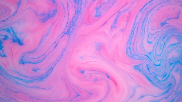 水に青とピンクのインクの汚れ。抽象的な色付きの背景映像。モーショングラフィックスに最適な流体デザイン. — ストック動画