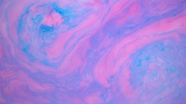 Flecken blauer und pinkfarbener Tinte auf dem Wasser. abstrakte farbige Hintergrundaufnahmen. Flüssigkeitsdesign, perfekt für Motion Graphics. — Stockvideo
