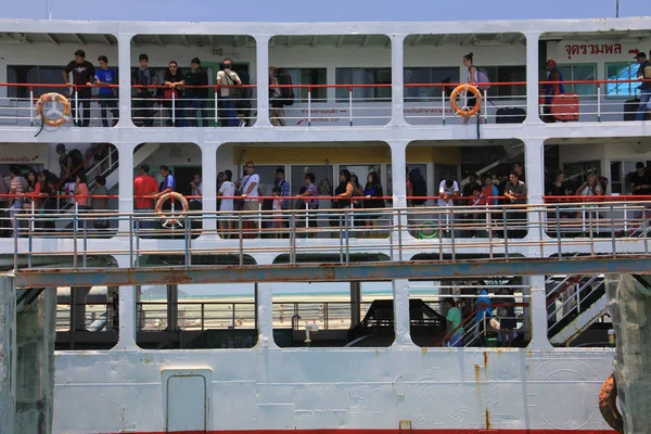 KOH PHANGAN, TAILANDIA - 20 DE AGOSTO DE 2013: Barco de ferry que transporta pasajeros al puerto de la isla de Phangan . — Foto de Stock