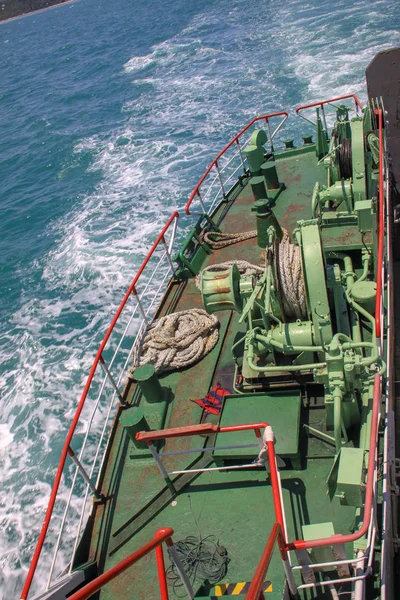 Équipement de pont de bateau de ferry avec corde d'amarrage épaisse et vague d'eau de mer bleue, Thaïlande . — Photo