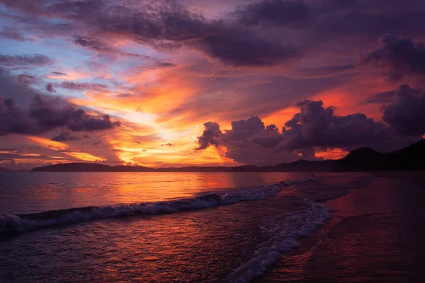 Deniz manzarası, bulutlar ve dalgalar ile plaj manzarası üzerinde güzel gökyüzü. Doğa güzellik kompozisyonu.