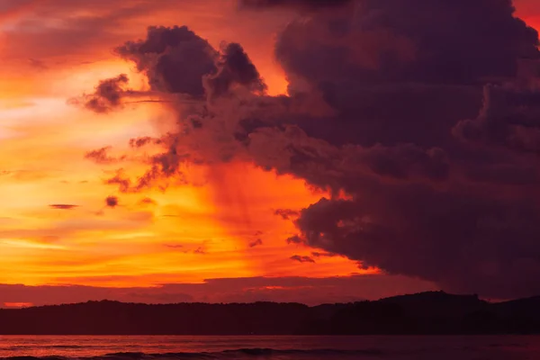 Hermoso cielo sobre el paisaje de playa con vista al mar, nubes y olas. Naturaleza belleza composición . — Foto de Stock