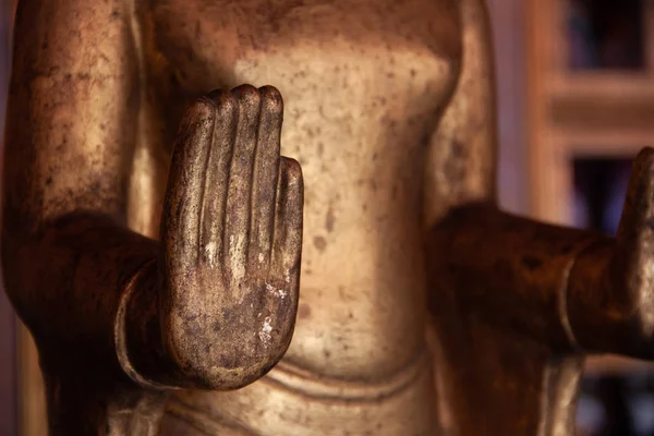 Postarzany czas-ręka brązowego posągu Buddy w świątyni. — Zdjęcie stockowe