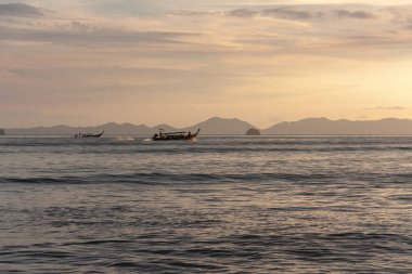 Akşam ada tarafından geleneksel uzun tekne yelken, Tayland.