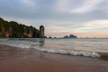 Büyük kaya oluşumu, Andaman deniz ve kum deniz manzaralı bir görünüm ile pitoresk plaj, Krabi eyaletinde ikonik görme, Tayland.