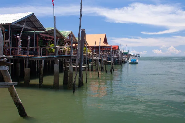 Paisagem vista mar com cafés e restaurantes à beira-mar. Restaurantes de frutos do mar em Koh Phangan, Tailândia . — Fotografia de Stock