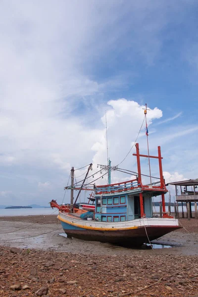 Balıkçı teknesi ve ahşap ev düşük gelgit plajda, Phangan ada, Tayland. — Stok fotoğraf