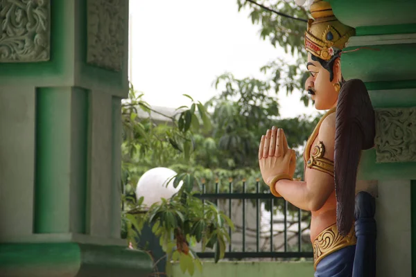 KUALA LUMPUR, MALAYSIA - AUGUST 23, 2013: Statue of Hindu deity in praying posture in the temple of Batu Caves. — Stock Photo, Image