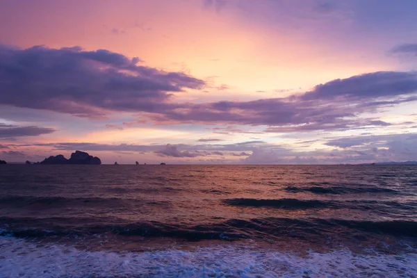 Hermoso cielo sobre el paisaje de playa con vista al mar, nubes y olas. Composición de belleza natural . — Foto de Stock