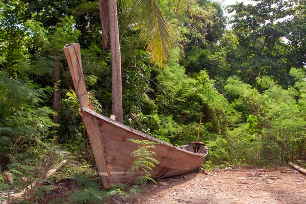 热带森林中废弃的旧木船. — 图库照片