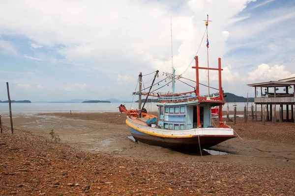 Balıkçı teknesi ve ahşap ev düşük gelgit plajda, Phangan ada, Tayland. — Stok fotoğraf