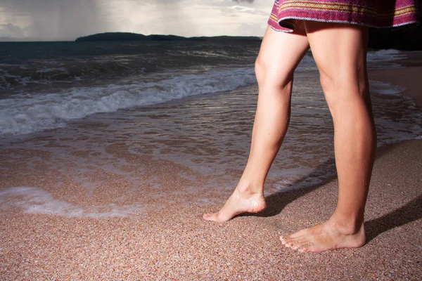 Close-up de pernas femininas na praia à noite . — Fotografia de Stock