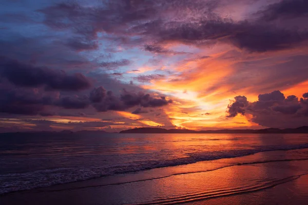 Gyönyörű ég a strandon táj tengerre néző, felhők, és a hullámok. Természet szépségápolás. — Stock Fotó