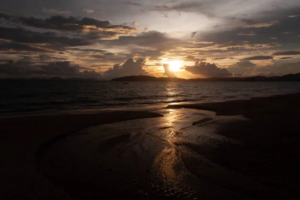 Puesta de sol en el paisaje de la playa con vistas al mar, nubes y olas. Composición de belleza natural . — Foto de Stock