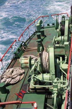 Kalın demirleme halatı ve mavi deniz suyu dalgası ile Feribot tekne güverte ekipmanları, Tayland.
