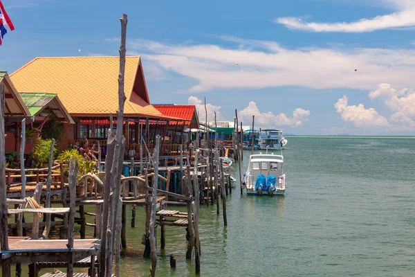 Su kenarındaki kafe ve restoranların yer alan manzarası deniz manzarası. Koh Phangan, Tayland sahil şeridi deniz ürünleri restoranları. — Stok fotoğraf