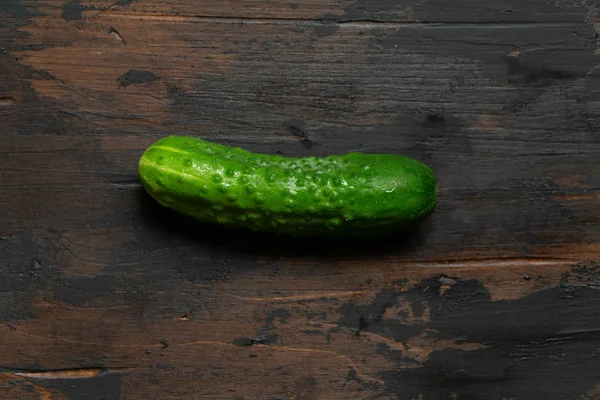Verse groene komkommer op een oude houten tafel. Biologisch voedsel. — Stockfoto