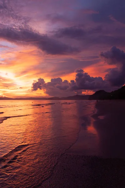 Schöner Himmel über der Strandkulisse mit Meerblick, Wolken und Wellen. Natur Schönheit Zusammensetzung. — Stockfoto