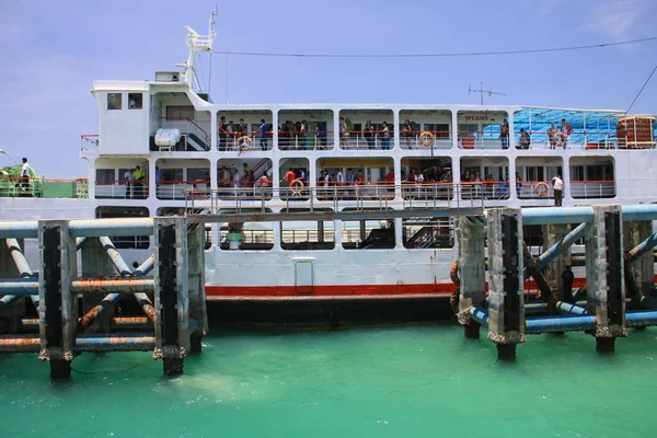 KOH PHANGAN, TAILANDIA - 20 DE AGOSTO DE 2013: Barco de ferry que transporta pasajeros a la isla de Phangan . — Foto de Stock