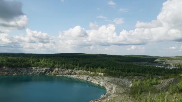 Timelaps de nubes que pasan sobre el hermoso lago azul en el bosque. Vew de la cantera inundada . — Vídeos de Stock