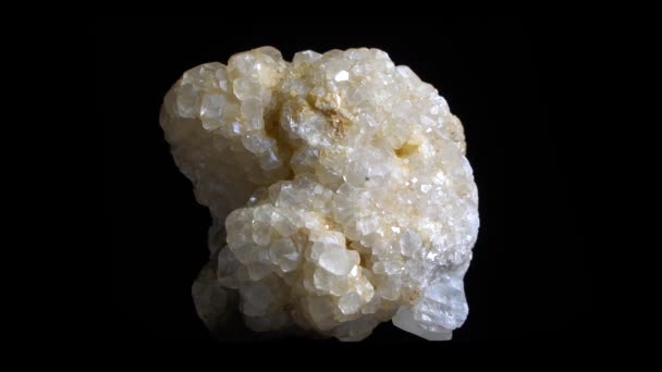 Macro foto van wit kristal mineraal, close-up shot met rotatie. Geïsoleerd op zwarte rugronde. — Stockvideo