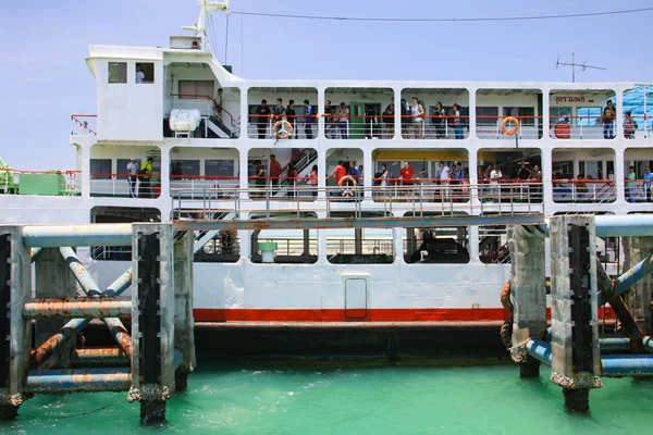 Koh Phangan, Tajlandia-20 sierpnia 2013: prom transporty pasażerów na wyspę Phangan. — Zdjęcie stockowe