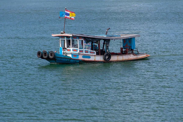 Barco largo tradicional navegando por la isla . —  Fotos de Stock