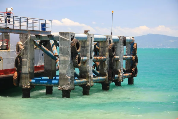 KOH PHANGAN, TAILANDIA - 20 DE AGOSTO DE 2013: Barco de ferry en el muelle de la isla de Phangan . —  Fotos de Stock