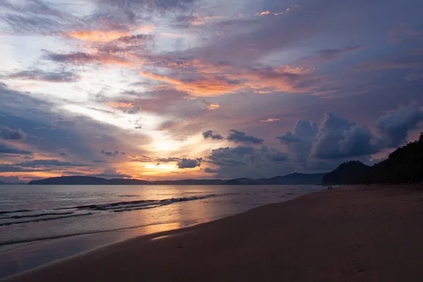 Schöner Himmel über der Strandkulisse mit Meerblick, Wolken und Wellen. natürliche Schönheit Zusammensetzung. — Stockfoto