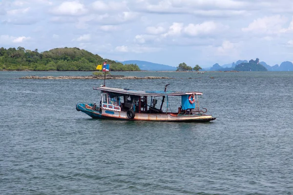 Barco largo tradicional navegando por la isla . — Foto de Stock