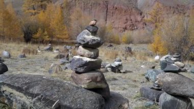 Altai Dağları 'nda taş piramitleri olan Sibirya manzarası.