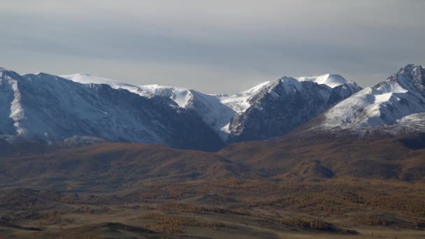 Wunderschöne Panoramaaufnahme der schneebedeckten Gipfel des Altai. — Stockvideo