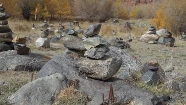 Sibiřská krajina s kamennými pyramidami v pohoří Altai. — Stock video