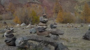Altai Dağları 'nda taş piramitleri olan Sibirya manzarası.