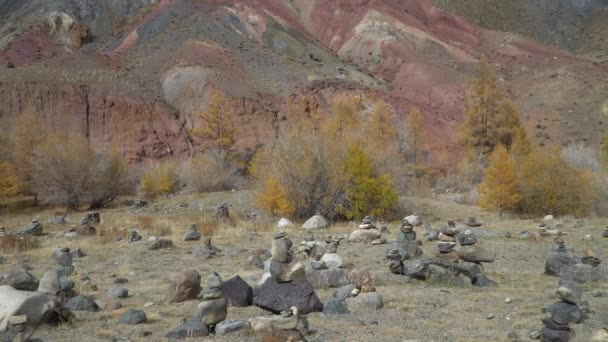 Сибірський краєвид з кам "яними пірамідами в горах Алтай.. — стокове відео