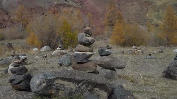 Siberisch landschap met stenen piramides in het Altai gebergte. — Stockvideo